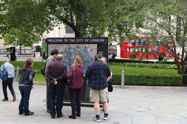 London Großbritannien Juli 2016 Touristen Analysieren Den Stadtplan Von London — Stockfoto