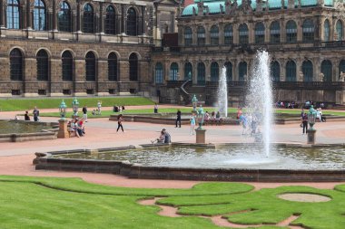 Dresden, Almanya - 10 Mayıs 2018: İnsanlar Zwinger Palace bahçeleri Altstadt (tarihi kent) Dresden bölge, Almanya'da 12 büyük şehri ziyaret edin.