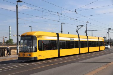 Dresden, Almanya - 10 Mayıs 2018: Dresden ulaşım elektrikli tramvay yolcu binmek. 12 tramvay hatları neredeyse 200 tramvaylar Dresdner Verkehrsbetriebe (Dvb tarafından işletilen tarafından sunulan).