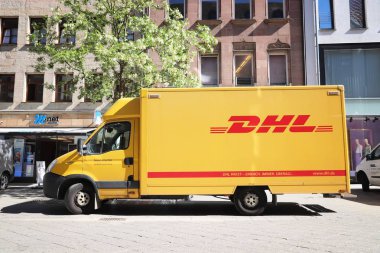 Nürnberg, Almanya - 7 Mayıs 2018: Dhl Kurye teslim van Almanya'da. DHL, Alman Ulusal posta servisi - Deutsche Post bir parçasıdır.