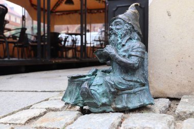 Wroclaw, POLAND - 11 Mayıs 2018: Wroclaw, Polonya 'da cüce veya cüce küçük heykeli. Wroclaw 'ın şehirde 350 cüce heykeli var..