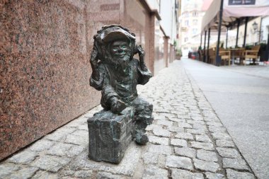Wroclaw, Polonya - 11 Mayıs 2018: Gnome veya radyo - Wroclaw, Polonya için küçük heykel dinlerken cüce. Wroclaw 350 gnome heykeller şehrin vardır..