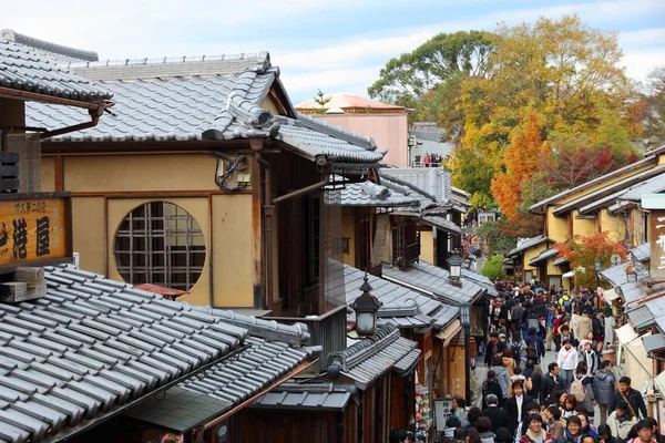 2016年11月26日 人々は京都の東山旧市街を訪れます 京都には17のユネスコ世界遺産がある — ストック写真