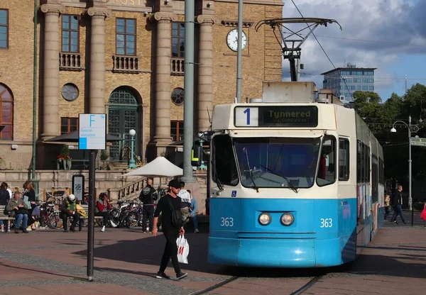 Gothenburg Švédsko Srpna 2018 Lidé Nastoupit Modrá Tramvaj Göteborgu Švédsko — Stock fotografie