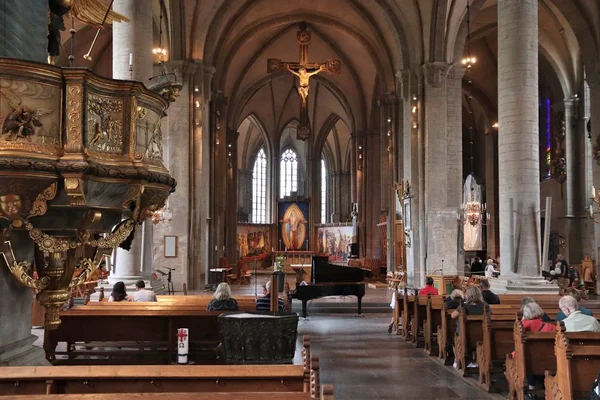Linkoping Sweden Αυγουστου 2018 Άνθρωποι Επισκέπτονται Τον Ρωμανικό Καθεδρικό Ναό — Φωτογραφία Αρχείου