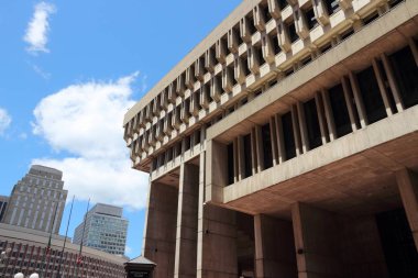 Boston, Amerika Birleşik Devletleri - 9 Haziran 2013: Tartışmalı brutalist bina City Hall içinde Boston. 1968 yılında tamamlandı ve hükümet merkezi karmaşık parçasıdır.