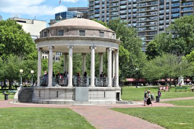 Boston, Amerika Birleşik Devletleri - 9 Haziran 2013: insanlar ziyaret ünlü boston Boston'da ortak. Amerika Birleşik Devletleri'nde, 1634 kurulan en eski Kent Parkı olduğunu.