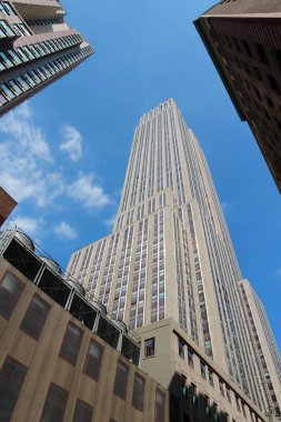 New York, ABD - 5 Temmuz 2013: Empire State Binası gökdelen New York'ta. Art-deco stili 381m boyunda ofis binası 40 yıldır dünyanın en yüksek binası yapıldı..
