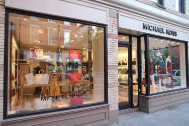 New York, ABD - 5 Temmuz 2013: Michael Kors moda mağaza Manhattan, New York'ta. Bir Amerikan moda markası dünya çapında 550 mağazasıyla Michael Kors olduğunu.