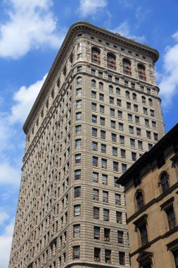 NEW YORK, ABD - 5 Temmuz 2013: Flatiron Binası, New York. Flatiron, New York 'un en tanınmış binalarından biridir ve Ulusal Tarihi eser olarak kabul edilir..