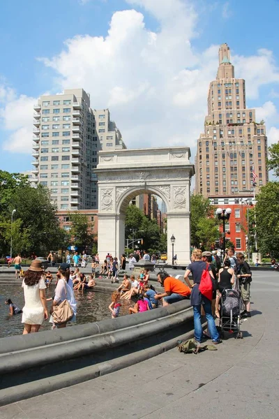 New York July 2013 People Visit Washington Square Arch New — Stock Photo, Image