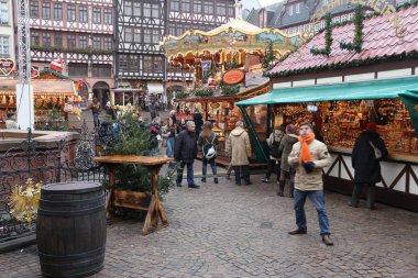 FRANKFURT, Almanya - 6 ARALIK 2016: İnsanlar Frankfurt, Almanya 'da Noel Pazarı' nı ziyaret ediyor. Christkindlmarkt geleneği Almanya 'dan gelmektedir..