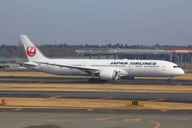 Tokyo, Japonya - 5 Aralık 2016: Tokyo Narita Havaalanı Japonya havayolları Boeing 787 Taksilemek. Havaalanında Japonya 2 en işlek Havaalanı (Haneda sonra olduğunu.).