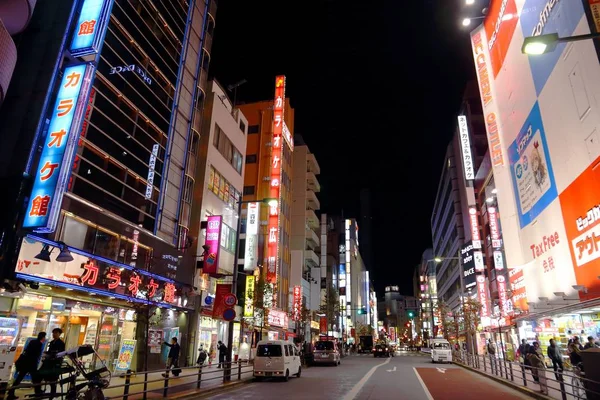 2016 人们访问日本东京 晚上池袋区 东京是日本首都城市 3780 万人生活在其地铁的地区 — 图库照片