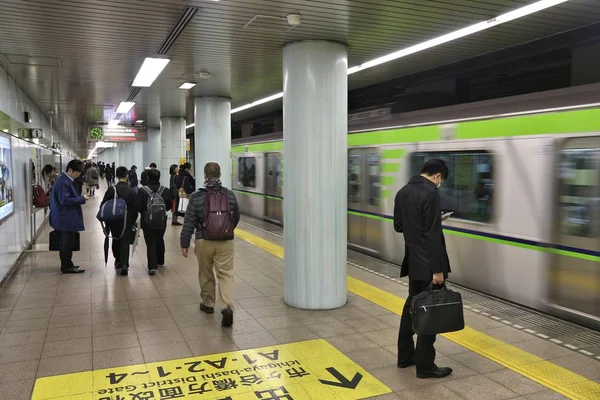 日本东京 2016年12月1日 人们等待在东京的都营地铁列车 都营地铁和东京地铁有285个车站 每天有870万个用户 — 图库照片