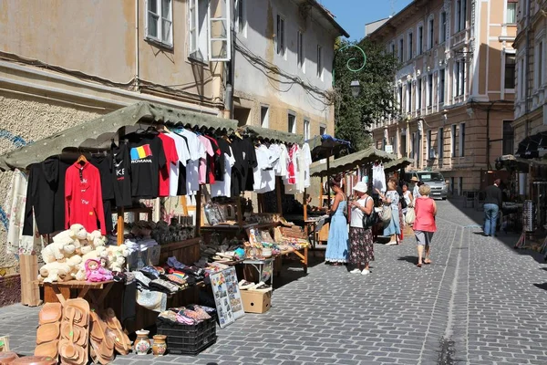 Brasov Rumänien August 2012 Menschen Besuchen Souvenirstände Brasov Rumänien Brasov — Stockfoto