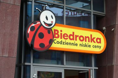 Wroclaw, Polonya - 11 Mayıs 2018: Wroclaw, Polonya Biedronka süpermarket işareti. Biedronka fazla 2700 mağazasıyla, Polonya'da en büyük perakende zincirleri biridir.