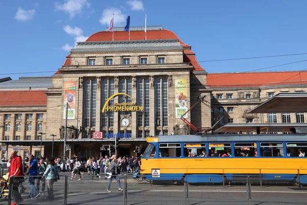 Лейпциг Германия Мая 2018 Года Пассажиры Посещают Железнодорожный Вокзал Hauptbahnhof — стоковое фото