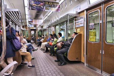 Osaka, Japonya - 22 Kasım 2016: İnsanlar Japonya'nın Osaka Metro metro tren yolculuğu. Osaka Metro 133 istasyonları bulunuyor ve her gün 2 milyondan fazla yolcu taşıyan.