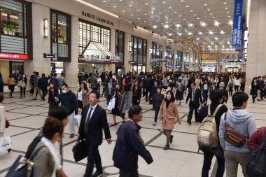 Osaka, Japonya - 22 Kasım 2016: Yolcu Hankyu Umeda İstasyonu Japonya'nın Osaka, acele et. Hankyu Umeda İstasyonu 1910 yılında açıldı ve Hankyu Corporation tarafından işletilmektedir.