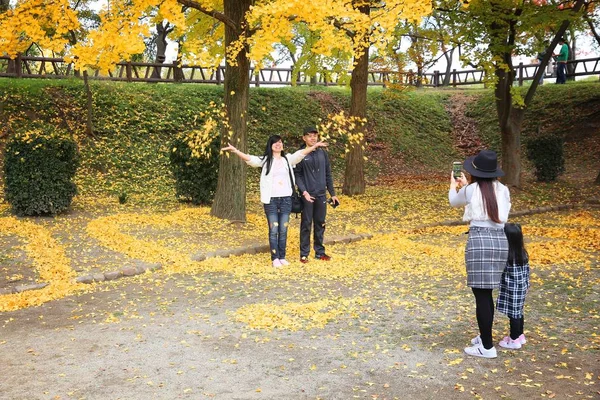 Οσάκα Ιαπωνία Νοεμβρίου 2016 Άνθρωποι Απολαμβάνουν Φθινόπωρο Φύλλα Οσάκα Κάστρο — Φωτογραφία Αρχείου
