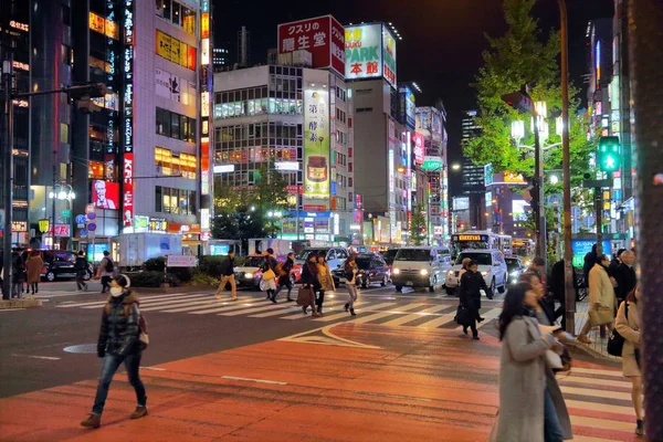 2016年11月30日東京都新宿区のネオンの下を歩く人々 東京は日本の首都です 3780万人が首都圏に住んでいます — ストック写真