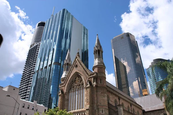 Miasto Brisbane Australia Katedra Świętego Szczepana Otoczeniu Drapaczy Chmur — Zdjęcie stockowe