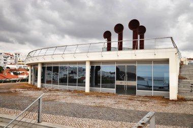 Albufeira, Portekiz - 30 Mayıs 2018: Albufeira, Portekiz kentsel distopya görünümü oluşturma terk edilmiş. Portekizce bölge Algarve birçok terk edilmiş bina emlak balonu kriz nedeniyle vardır..