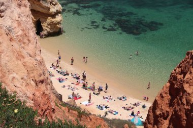 Algarve, Portekiz - 29 Mayıs 2018: Camilo Beach Portekiz Algarve bölgesinde turist ziyaret. Algarve kıyı bölgesinin her yıl 17 milyondan fazla turist çeken.