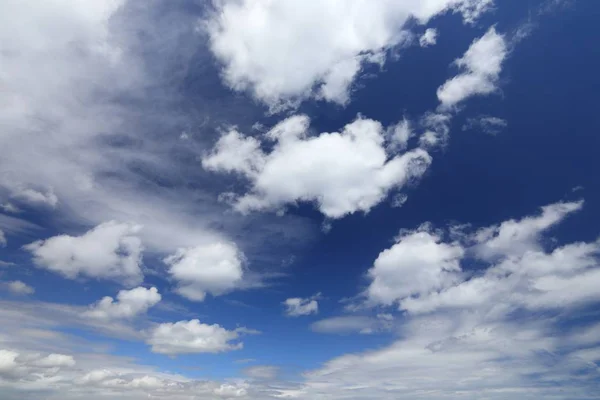 Nuvens Brancas Fofas Céu Azul Fundo Idílico Resumo — Fotografia de Stock