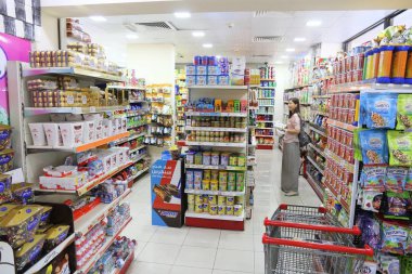 Dubai, Birleşik Arap Emirlikleri - 23 Kasım 2017: Dubai'de süpermarket raflarında. Dubai tutar 43.5 milyar Usd (2015 için yıllık perakende satış).