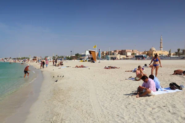 阿联酋迪拜 2017年11月23日 人们参观阿拉伯联合酋长国迪拜的海滩 迪拜是一个完美的海滩目的地 海水温度不会降到20摄氏度以下 — 图库照片