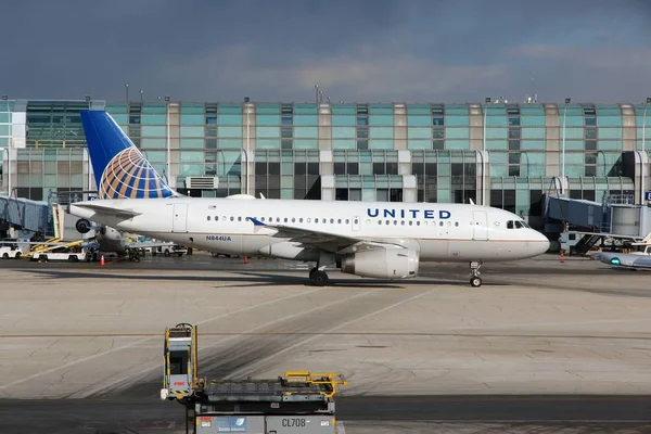 シカゴ アメリカ合衆国 2014 シカゴのオヘア空港でのユナイテッド航空エアバス A319 2013 883 271 人の乗客と世界の第 最も忙しい空港をだった — ストック写真