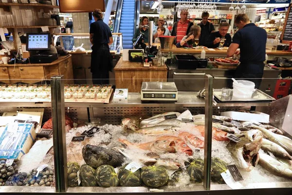 Stockholm Sverige Augusti 2018 Människor Besöker Fiskaffären Hötorgshallen Saluhall Market — Stockfoto