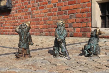 Wroclaw, Polonya - 2 Eylül 2018: Devre dışı cüceler veya cüceler heykelciği Wroclaw, Polonya bronz. Wroclaw 350 gnome heykeller şehrin vardır..