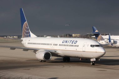 Chicago, Amerika Birleşik Devletleri - 15 Nisan 2014: United Airlines Boeing 737 Chicago O'Hare havaalanında. 2013 yılında dünyada 5 en işlek Havaalanı 66,883,271 yolcular ile yapıldı.
