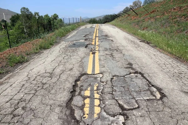 悪い路面 カリフォルニア州 アメリカ合衆国で破損した交通インフラ — ストック写真