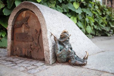 Wroclaw, Polonya - 2 Eylül 2018: Gnome veya cüce heykelciği Wroclaw, Polonya bronz. Wroclaw 350 gnome heykeller şehrin vardır..