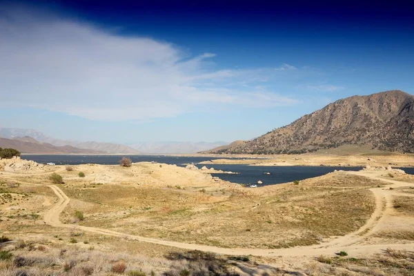 干旱在加州 湖伊莎贝拉在克恩县的低水平 美国景观 — 图库照片