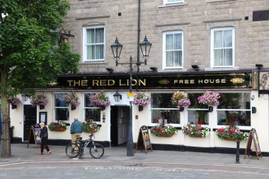 Doncaster, İngiltere - 12 Temmuz 2016: The Red Lion pub Doncaster, İngiltere'de şehir merkezinde tarafından insanlar yürümek. 109,805 nüfusa sahip Güney Yorkshire, en büyük şehirlerinden biridir.