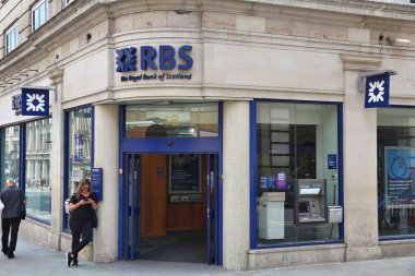 Londra, İngiltere - 7 Temmuz 2016: Kişi KÇY Royal Bank of Scotland şubesi Londra'nın önünde bekler. KÇY 700 dalı, İskoçya'da bunların çoğu vardır.