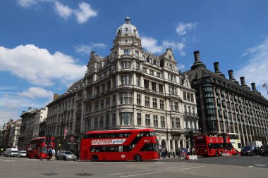 Londra, İngiltere - 7 Temmuz 2016: Yeni kentsel otobüs Westminster, Londra. Hibrid dizel elektrik otobüs yeni, modern, bir ikonik Çift katlı alçak taban sürümüdür.