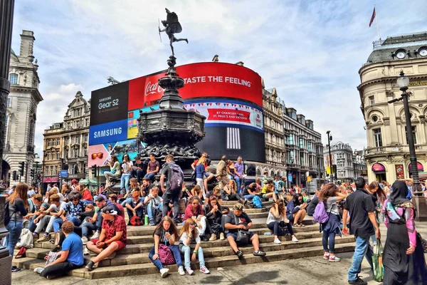 Londýn Velká Británie Června 2016 Lidé Navštěvují Piccadilly Circus Londýně — Stock fotografie