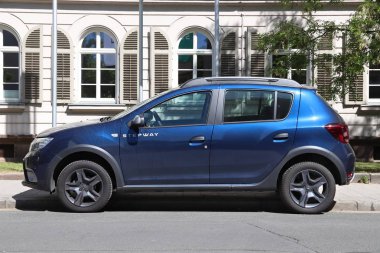 Erlangen, Almanya - 6 Mayıs 2018: Dacia Sandero Stepway mavi kompakt crossover araba Almanya'da park etmiş. (2017 yılı itibariyle Almanya'da kayıtlı 45.8 milyon arabalar).