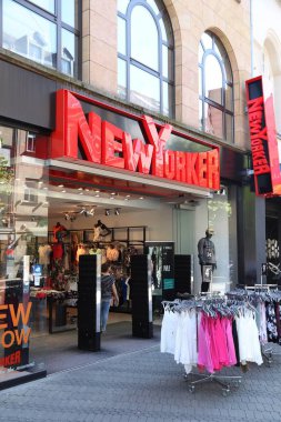 Nürnberg, Almanya - 7 Mayıs 2018: İnsanlar New Yorker moda mağazasında alışveriş caddesi Nuremberg, Almanya için Karolinenstrasse ziyaret edin.