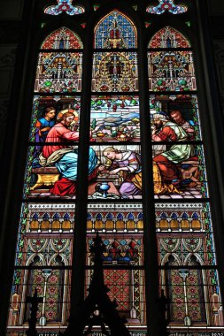 Koszeg, Macaristan - 10 Ağustos 2012: vitray Kutsal Kalp kilise Koszeg, Macaristan'da. Mesh nerede bir günahkâr kadının gözyaşları ile İsa nın ayaklarını yıkar İsa'nın gospel tasviri.