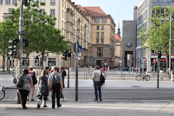 Dresden Alemanha Maio 2018 Pessoas Visitam Moderna Rua Comercial Dresden — Fotografia de Stock
