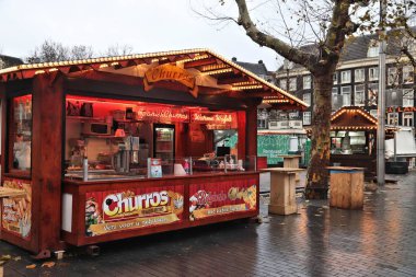 Amsterdam, Hollanda - 6 Aralık 2017: Noel pazarı Rembrandt Square Amsterdam, Hollanda. Amsterdam Hollanda sermaye şehir olduğunu.