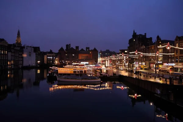 Amsterdam Nederland December 2018 Voor Zonsopgang Damrak Kanaal Reflectie Met — Stockfoto