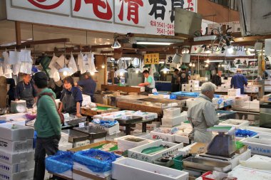 TOKYO, JAPONYAN - 11 Mayıs 2012: Tsukiji Balık Pazarı 'nda deniz ürünleri satan tüccarlar. Dünyadaki en büyük toptan balık ve deniz ürünleri pazarıdır..